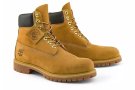 本人有一双Timberland大黄靴、穿过一次、九成新、size40码