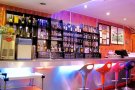 公司直接聘请： 家庭式夜店 男，女服务员
