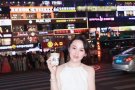 她自己为了装逼总是把自己照片爆出来 明知道踩在别人尸体上还故意炫出来 也难怪别人总是要骂她呢