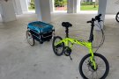 出一辆可折叠自行车带拉车