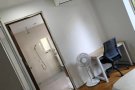 实龙岗地铁站商场5分钟，巴士站就在门口，半独立洋房，主人房出租1650，空调家具齐