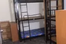 走路3分钟，阿欲尼地铁站，近市区，全新粉刷，冷气4人间，男床位出租，人少可报地址