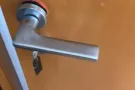 专业安装木门，修理大门，房间门，厕所门，推拉门，木 折门，修锁，换锁，合叶及各种