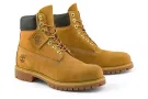 本人有一双Timberland大黄靴、穿过一次、九成新、size40码