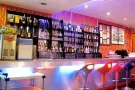 公司直接聘请： 家庭式夜店 男，女服务员
