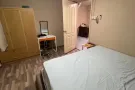 布莱德地铁站走路三分钟，超级方便，普通房，夫妻房一间