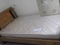 低價出售--二手單人實木床以及床褥