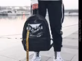 灰色和红色双肩包$18。被子$8。连衣裙$15。蝙蝠袖上衣$12。白色上衣$35