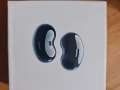 一個Galaxy Buds Live 黑色耳機和一個無線充電charger