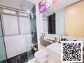 永久产权乌节路上两房一厅出售， 位于大世界城附近