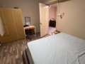 布莱德地铁站走路三分钟，超级方便，普通房，夫妻房一间
