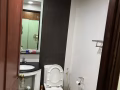 公寓單間出租，獨立衛生間，價格優惠，交通方便，拎包入住，家庭設施一應俱全，免費空調，網絡及水費。