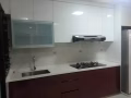 靠近地铁站。水电网空调全包。可以煮饭可以报地址。不是中介