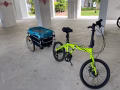 出一輛可摺疊自行車帶拉車
